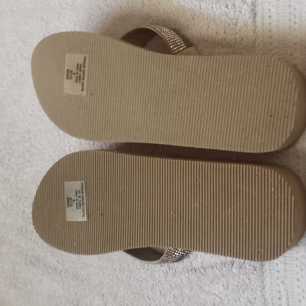 NWOT Blue Fin Wedge Thong Sandals - Picture 11 of 11